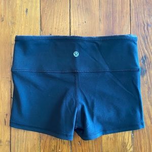 Lululemon booty shorts reversible size 4